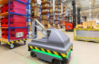 An automatic machine working in a warehouse.