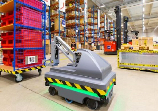 An automatic machine working in a warehouse.